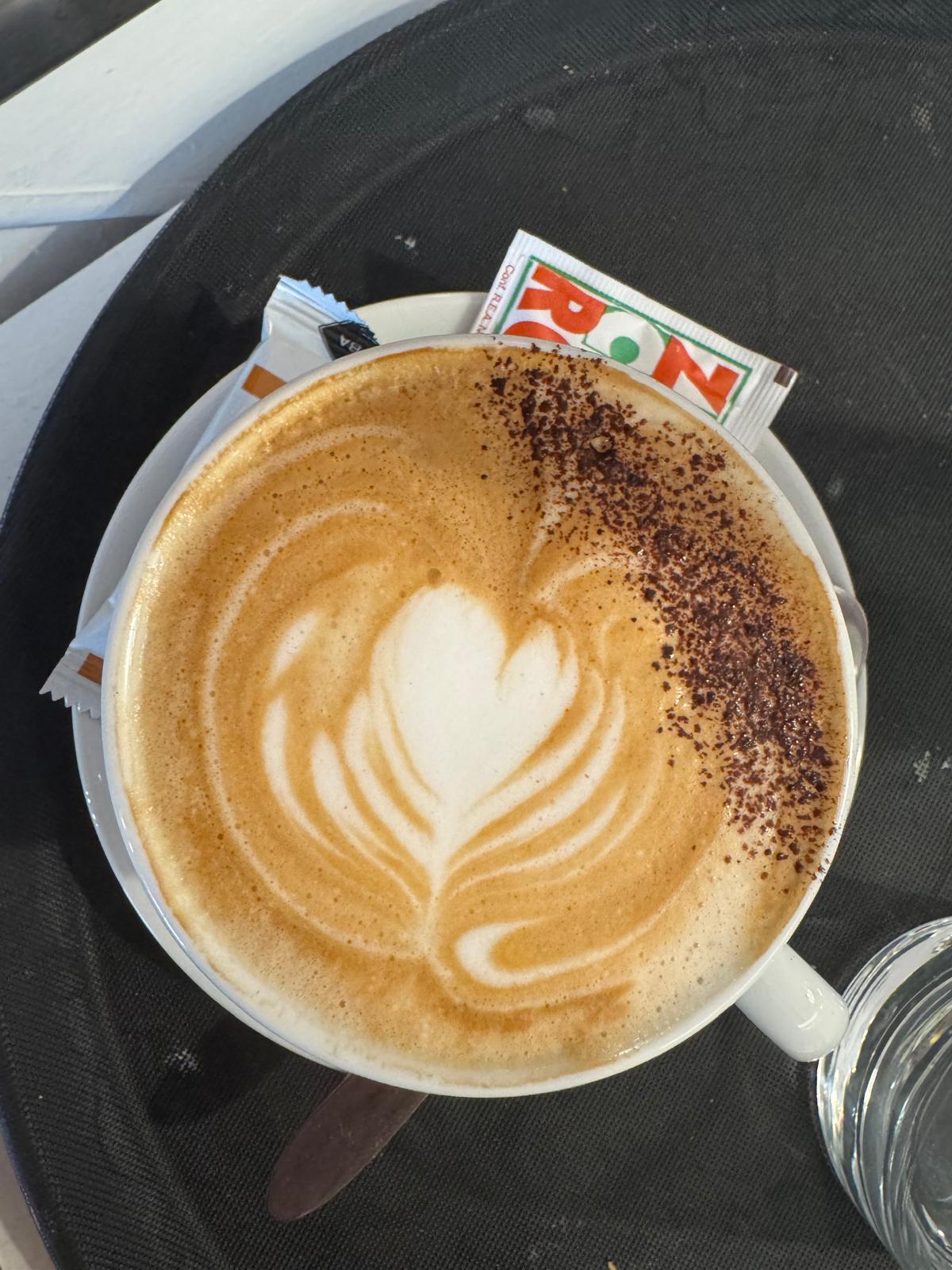 Cappuccino auf dem Tablett