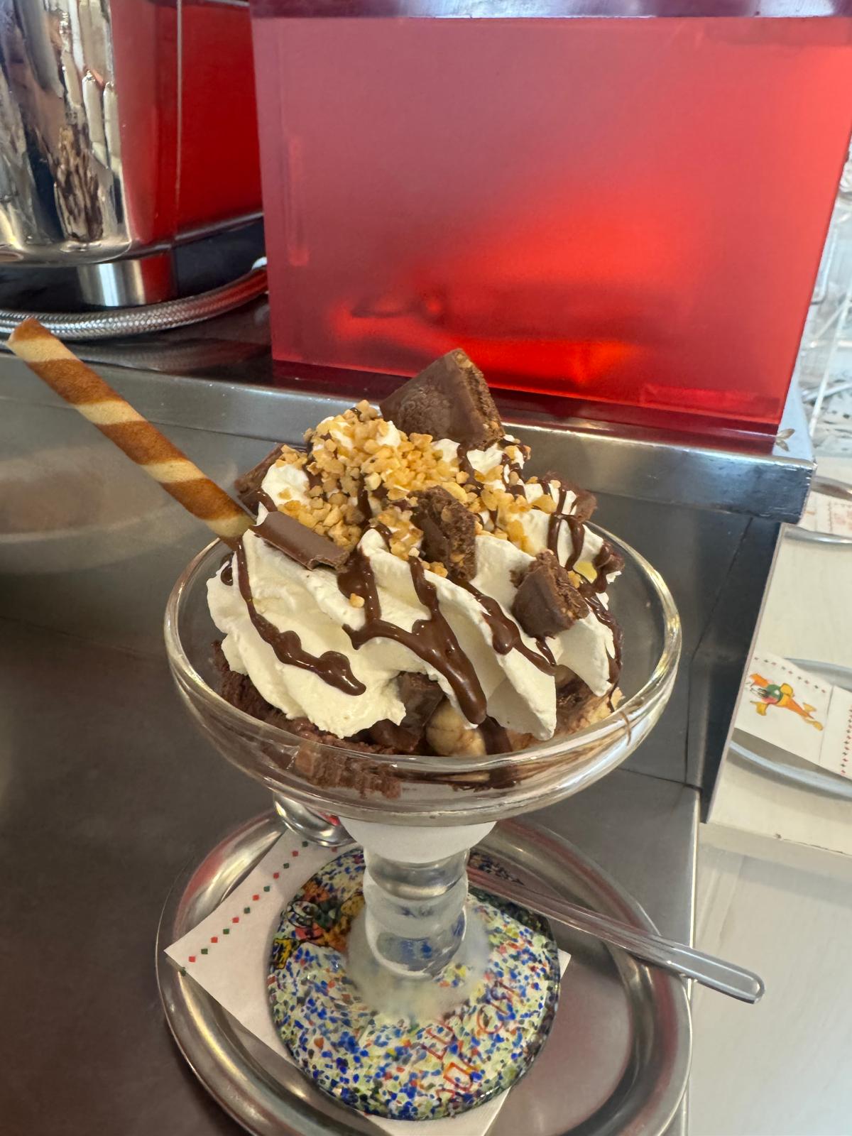 Eisbecher mit Schokolade