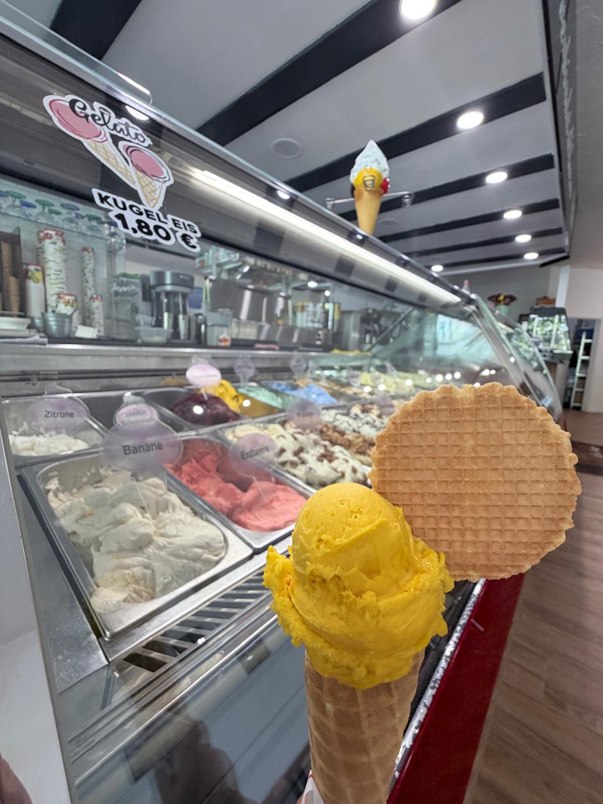 Frisches Gelato mit Waffel im Eiscafé La Coppia